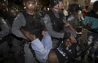 إثیوبیون یتظاهرون فی تل أبیب ضد عنصریة الشرطة الإسرائیلیة