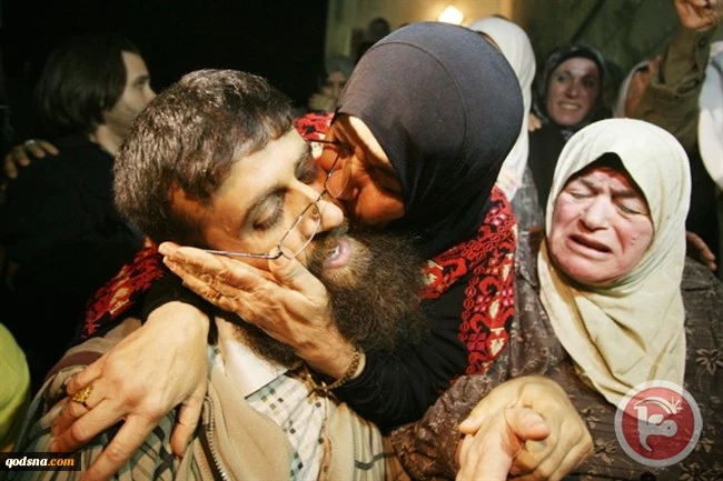 خضر عدنان: أؤدی الصلاة وأنا مقید بالأغلال