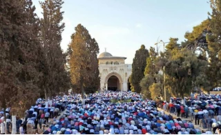 عشرات الآلاف یؤدون صلاة عید الأضحى فی الأقصى