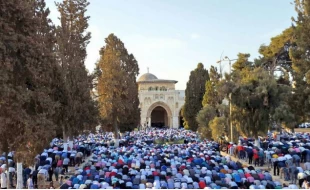 عشرات الآلاف یؤدون صلاة عید الأضحى فی الأقصى