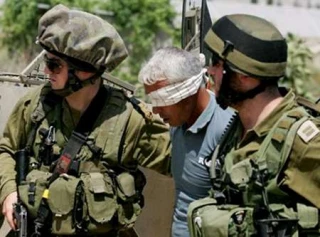 الاحتلال یعتقل 6 فلسطینیین ویأخذ قیاسات بیتی الشهیدین علان وأبو غوش
