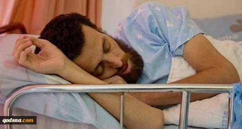 القیق یطلب رؤیة زوجته وأطفاله بعد تدهور أوضاعه الصحیة