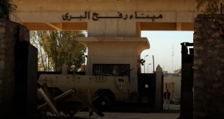 مصر تفتح معبر رفح البری وبدأ مغادرة الحافلات وسیارات الاسعاف