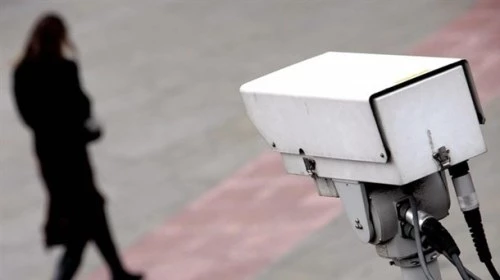 کامیرات المراقبة عیون على الفلسطینیین بالشوارع دون ضوابط