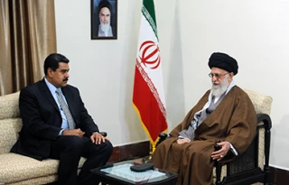 رهبر معظم انقلاب:خیال شکست‌ناپذیری امریکا خطایی بزرگ است