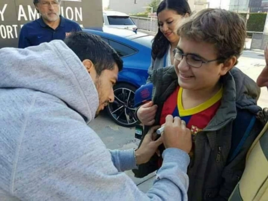 سواريز يحقق حلم الطفل الفلسطيني أبو روك