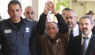 شمار اسرای اعتصاب کننده از 1580 فراتر رفت؛

تاکید مروان برغوثی بر استمرار اعتصاب با وجود شرایط بد جسمانی 2