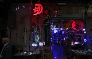 آداب و رسوم فلسطینی ها در ماه مبارک رمضان 

آزادی و کرامت در سفره های افطار پهن می شود//نان گرمی که به اندازه عمق یک تاریخ ریشه دارد  3