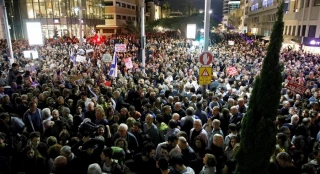 برای ششمین هفته پیاپی؛

معترضان خشمگین در تل آویو خواستار کناره گیری نتانیاهو شدند/ انتقاد از تاخیر در انتشار تحقیقات