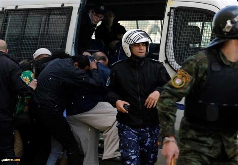 رام الله..

فلسطينيون يرشقون وفداً أمريكياً بالبيض
 2