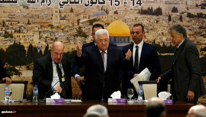 روزنامه رای الیوم در تحلیلی درباره سخنان اخیر ابومازن در نشست فتح بررسی کرد؛

سه دلیل در پس سخنرانی خداحافظی ابومازن/منتظر غافلگیرکننده‌های قریب‌الوقوع باشید/ طرح آمریکایی اسرائیلی برای ترور ابومازن بعید نیست/پای «معامله قرن» در میان است 2