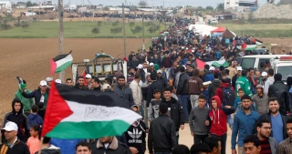 در سومین هفته راهپیمایی بازگشت انجام شد؛ اهتزار پرچم فلسطین و آتش زدن پرچم اسرائیل