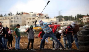 گزارشی از تحولات فلسطین/

فراخوان گروه‌های اسلامی برای شرکت گسترده مردم کرانه باختری برای جمعه خیزش به سمت قدس؛ تجمع حامیان فلسطین در مقابل سفارت آمریکا در رم 2