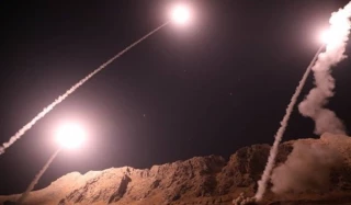 كُتب على بعض الصواريخ عبارات الموت لاميركا والموت لاسرائيل والموت لال سعود

الحرس الثوري يدك مقر الارهابيين بسوريا بصواريخ "ذو الفقار" و"قيام" وطائرات الدرون