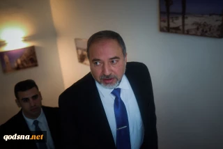 گزارش خبری/
حمله نظامیان صهیونیست به اسیران فلسطینی در زندان «نقب»/ لیبرمن خواستار کشتار اسیران فلسطینی شد/دعوت نتانیاهو از «نیمار» برای سفر به تل‌آویو