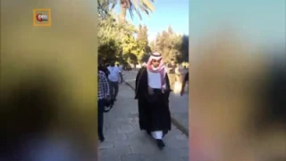 این سرزمین مقدس و طاهر ماست نه جای آشغال‌هایى مثل تو

تحقیر خبرنگار سعودی اعزامی به اسراییل در مسجدالاقصی توسط جوانان فلسطینی + فیلم