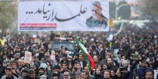 انتقام گیران در راه اند ..

جوش و خروش میلیونی مردم ایران برای تشییع پیکر سردار پرافتخار مقاومت/ شعار مردم ایران: پرچم توییتری ترامپ روی تابوت او پهن خواهد شد/ مردمی که خود را لشکر قاسمیون نامیدند 2