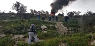 تحت حفاظت شدید نظامیان صهیونیست؛

صدها شهرک نشین صهیونیست مکان تاریخی جنوب نابلس را به آتش کشیدند/ به یک ایستگاه تلویزیونی فلسطینی هم حمله شد 3