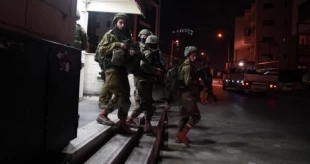 تحت حفاظت شدید نظامیان صهیونیست؛

صدها شهرک نشین صهیونیست مکان تاریخی جنوب نابلس را به آتش کشیدند/ به یک ایستگاه تلویزیونی فلسطینی هم حمله شد 6