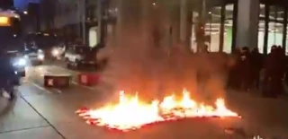 اختلافات شدید، جامعه آمریکایی را به کدام سو می برد؟

به آتش کشیده شدن پرچم آمریکا ساعاتی پس از مراسم تحلیف بایدن (فیلم)