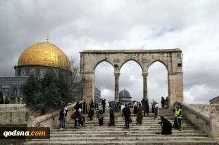 Israel detains Al-Aqsa guard, bans sheikh from entering mosque