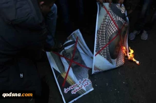 تصاویر دیوارنگاشته بن سلمان و عبدالعزیز به آتش کشیده شد:

دعوت جنبش های مردمی عربستان برای برگزاری تظاهرات در روز عرفه