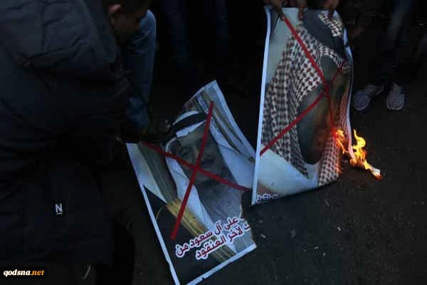 تصاویر دیوارنگاشته بن سلمان و عبدالعزیز به آتش کشیده شد:

دعوت جنبش های مردمی عربستان برای برگزاری تظاهرات در روز عرفه  2