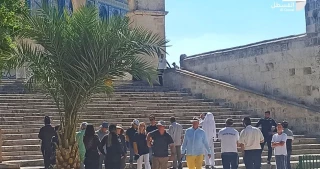 Scores of Zionist settlers defile Aqsa Mosque   