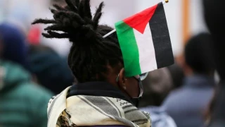 حمایت هزاران هنرمند در جهان از غزه:

شش هزار هنرمند در جهان از جمله شمار زیادی از هنرمندان غربی و آمریکایی از جنایات صهیونیستها در نوار غزه ابراز انزجار کردند