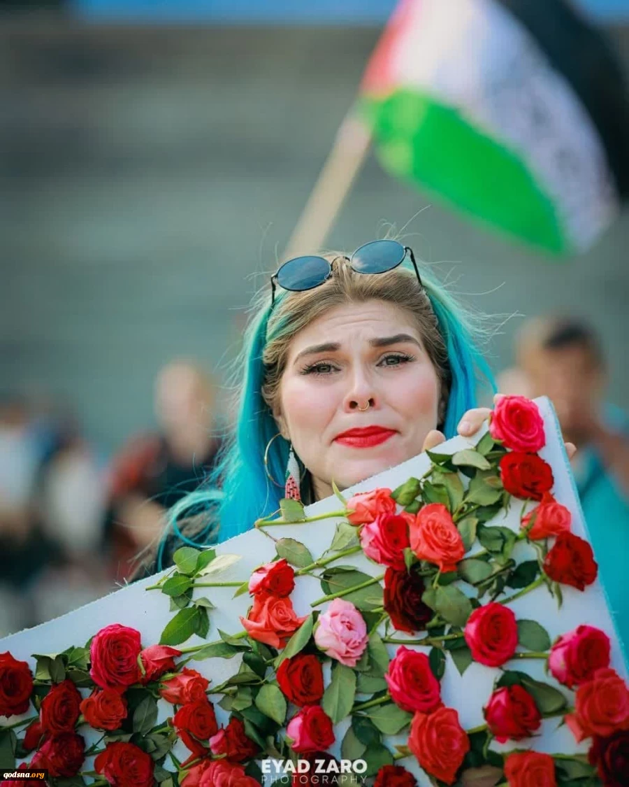 زنان نروژی در همبستگی با غزه تجمع کردند و با نثار گل یاد شهدای زن غزه را گرامی داشتند 2