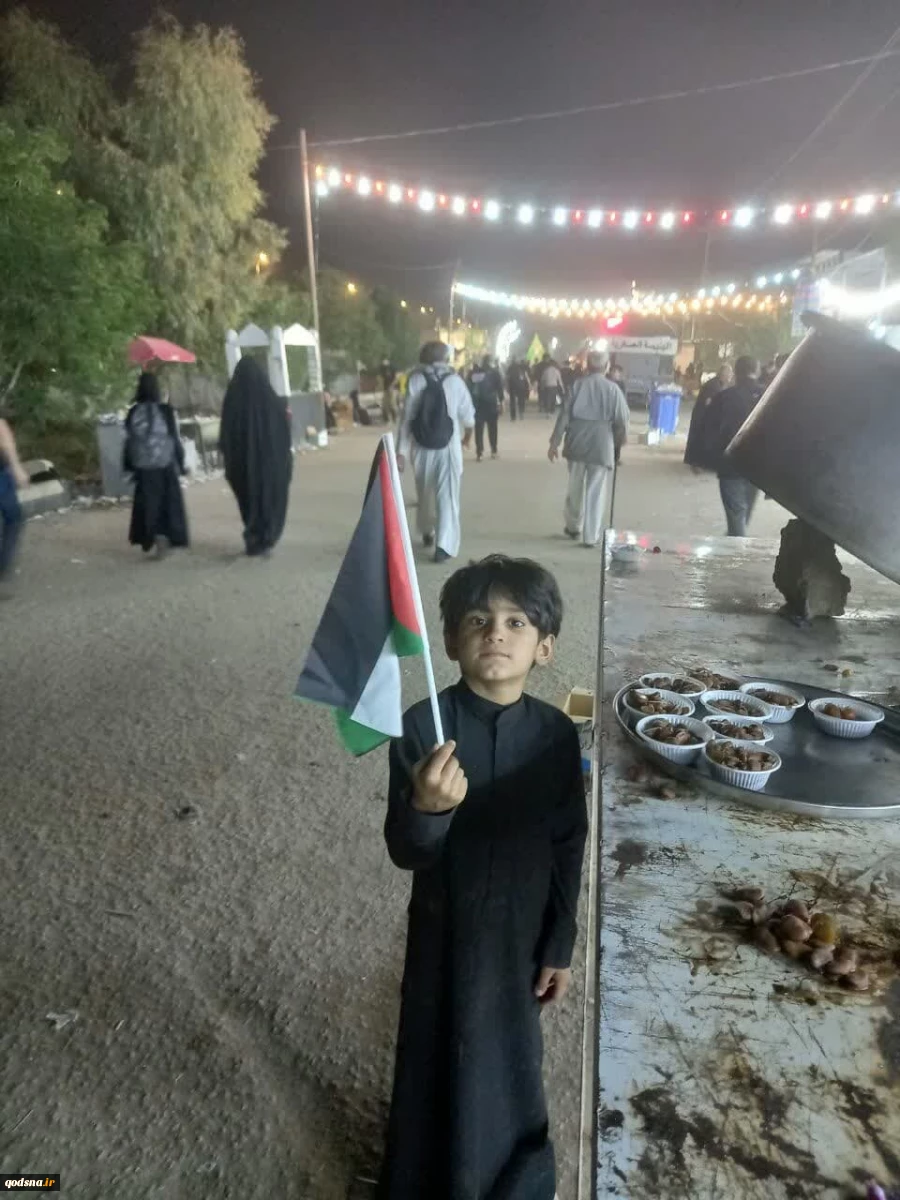 تصاویر ارسالی خبرنگار قدسنا از  پیاده روی زائران اربعین حسینی با پرچم فلسطین در مسیر کربلا(بخش پنجم) 2