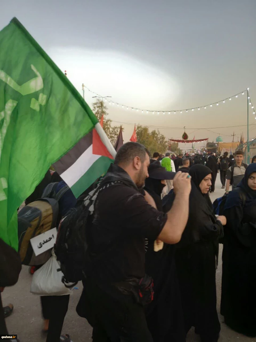 تصاویر ارسالی خبرنگار قدسنا از زائران پیاده روی اربعین حسینی با پرچم فلسطین در مسیر کربلا (بخش ششم) 3