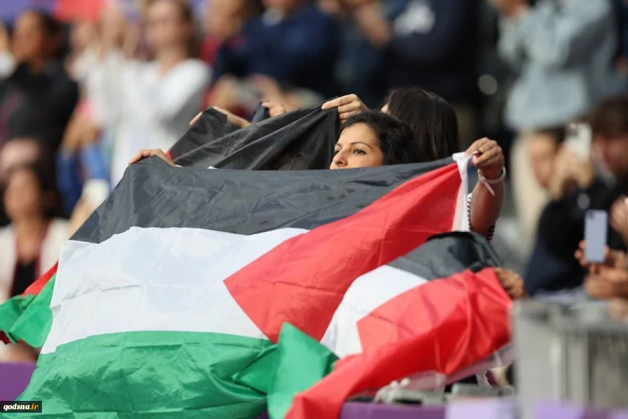 اهتزاز پرچم فلسطین در ورزشگاه استادو فرانس محل برگزاری مسابقات پارادوومیدانی بازی های پارالمپیک 2
