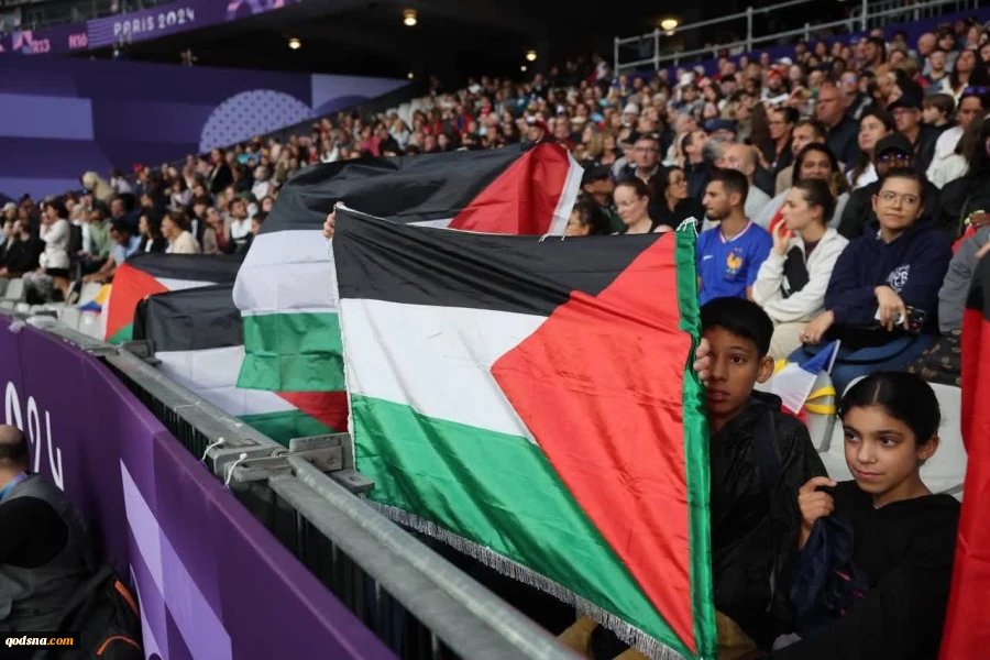 اهتزاز پرچم فلسطین در ورزشگاه استادو فرانس محل برگزاری مسابقات پارادوومیدانی بازی های پارالمپیک 3