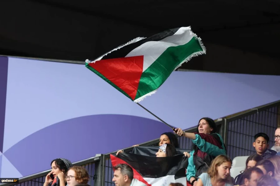 اهتزاز پرچم فلسطین در ورزشگاه استادو فرانس محل برگزاری مسابقات پارادوومیدانی بازی های پارالمپیک 5