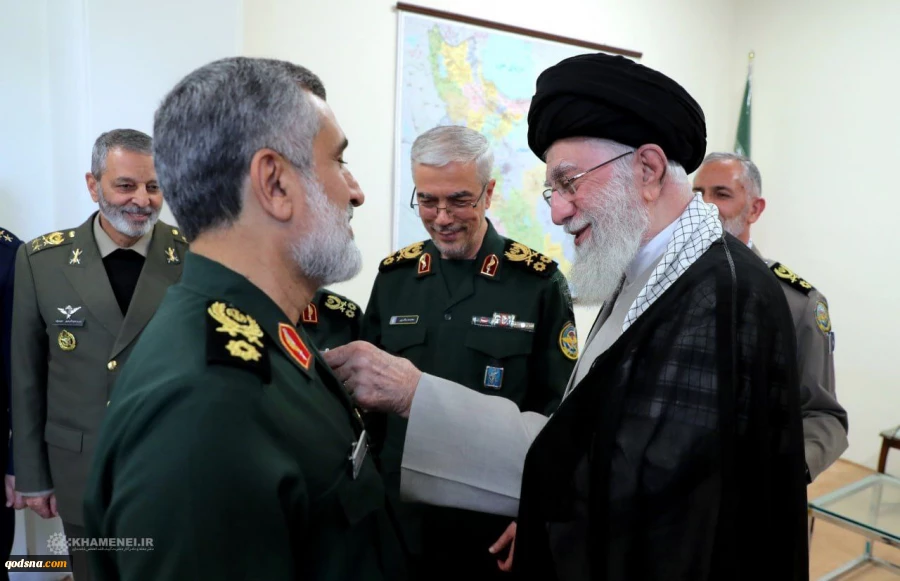 در پی عملیات درخشان«وعده صادق» انجام شد؛ 

اعطای «نشان فتح» به سردار حاجی‌زاده از سوی فرمانده‌کل قوا 2