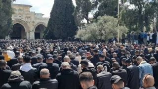 40,000 Palestinians attend Friday prayer at the Aqsa Mosque