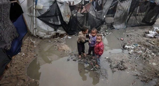 آب باران چادرهای آوارگان غزه را غرق می‌کند