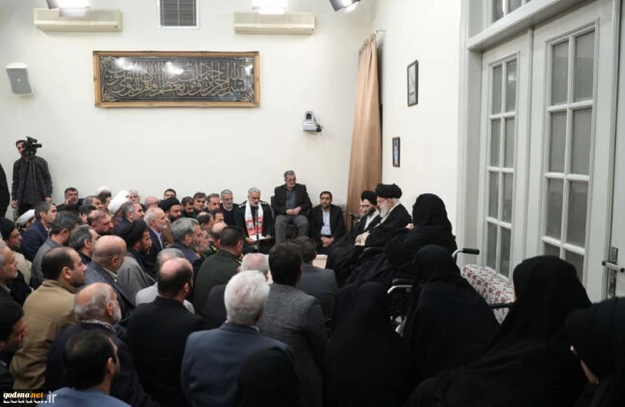 خلال استقباله منظمي المؤتمر الوطني لاحياء ذكرى شهداء كاشان؛

قائد الثورة يؤكد ضرورة إبراز خصائص الشهداء بالاعمال الثقافية والفنية 2