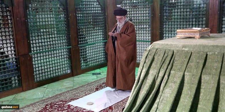 حضرت آیت الله خامنه‌ای رهبر معظم انقلاب اسلامی صبح امروز در آستانه دهه مبارک فجر در مرقد امام خمینی (ره) حضور یافتند و ضمن قرائت فاتحه، به بنیانگذار جمهوری اسلامی ایران ادای احترام کردند.