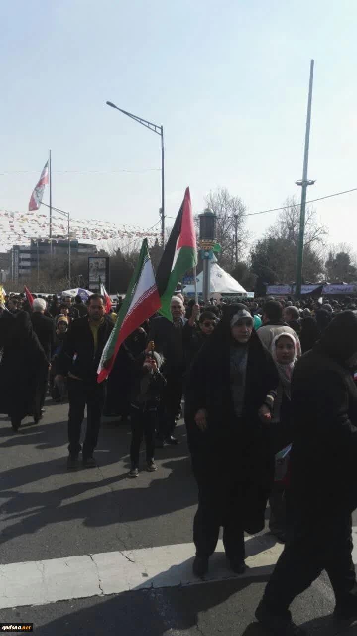 پرچم فلسطین در دستان شرکت کنندگان در راهپیمایی 22 بهمن در تهران 2