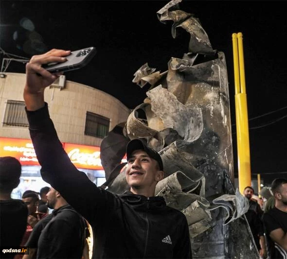 فلسطینی‌ها با بقایای موشک ایرانی جشن گرفتند 2