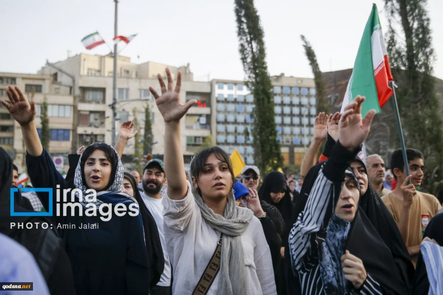 اهالي طهران ينظمون مسيرة دعما للقوات المسلحة الإيرانية ومدافعي البلاد 8