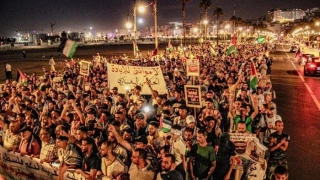 اعتراض هزاران نفر از مردم مغرب به پهلوگرفتن کشتی‌های رژیم صهیونیستی + فیلم