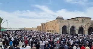 Tens of thousands of Palestinians perform Friday prayer at the Aqsa Mosque