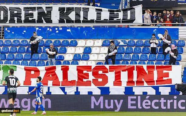 هواداران آلاوس اسپانیا با پلاکارد و نماد کودکان قربانی غزه از فلسطین حمایت کردند 2