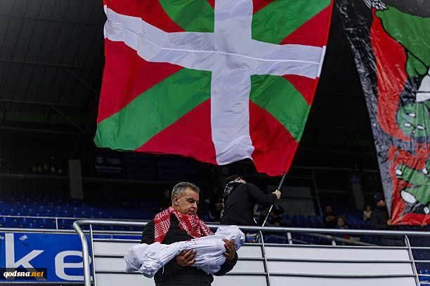 هواداران آلاوس اسپانیا با پلاکارد و نماد کودکان قربانی غزه از فلسطین حمایت کردند 3