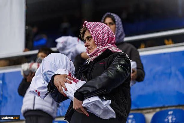 هواداران آلاوس اسپانیا با پلاکارد و نماد کودکان قربانی غزه از فلسطین حمایت کردند 4