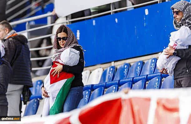 هواداران آلاوس اسپانیا با پلاکارد و نماد کودکان قربانی غزه از فلسطین حمایت کردند 5