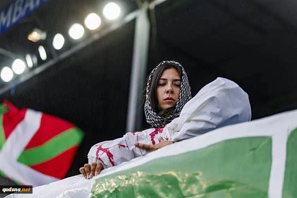 هواداران آلاوس اسپانیا با پلاکارد و نماد کودکان قربانی غزه از فلسطین حمایت کردند 6